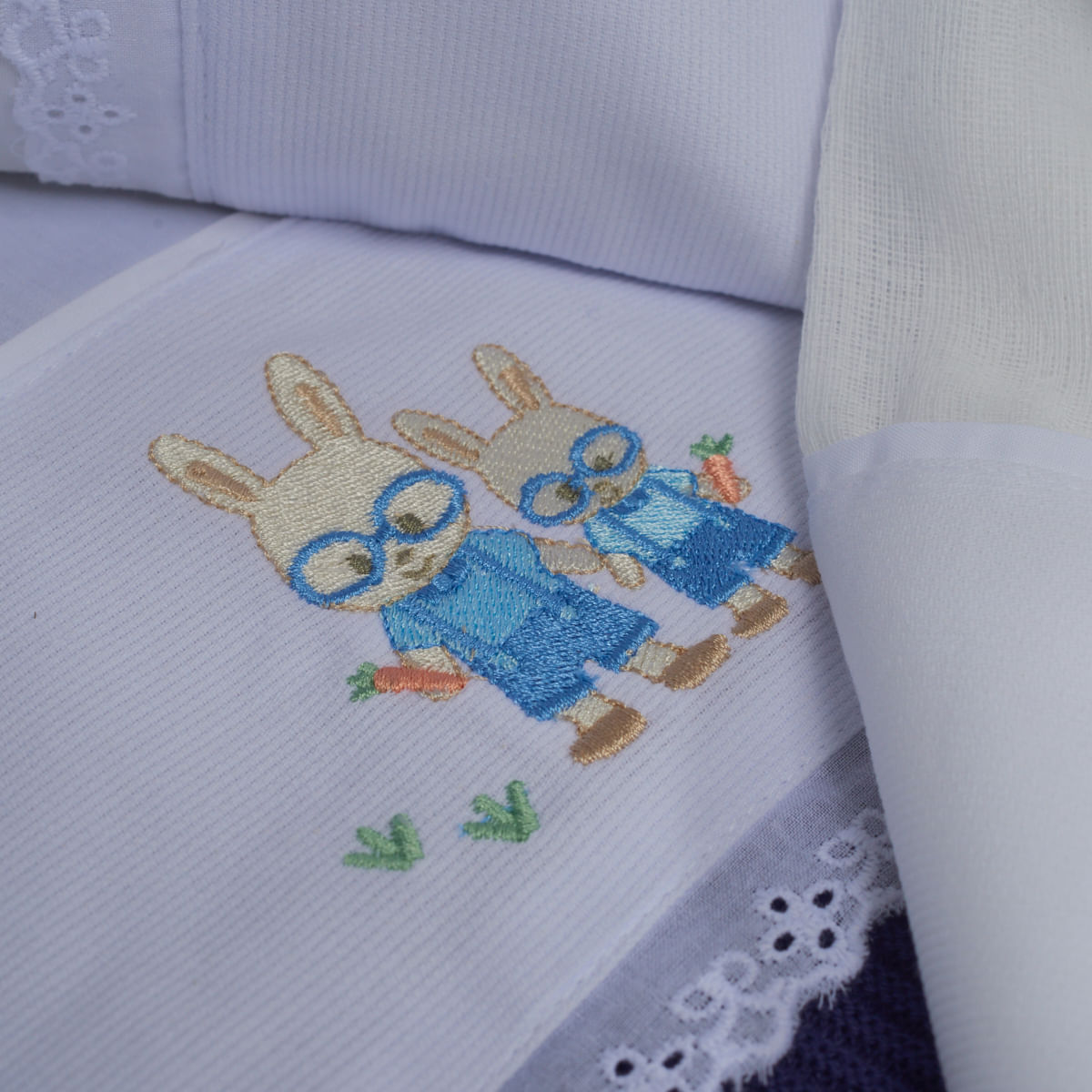 07-03-0254-Jogo-de-Lencol-de-Carrinho-Coelho-Oculos-Branco-Azul