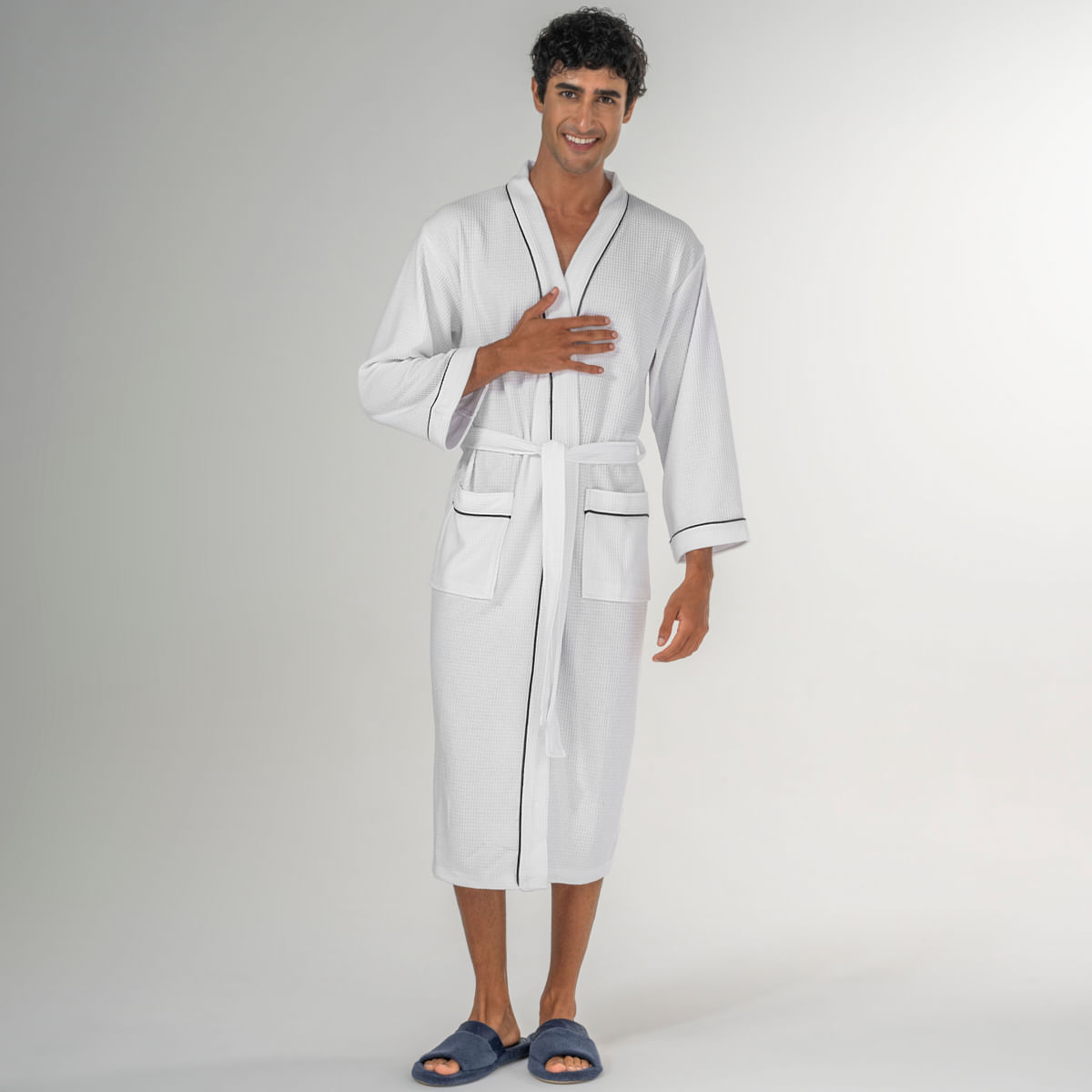 03-07-0158-Roupao-Piquet-Soft-Branco-Marinho---06-02-0037-Chinelo-Guilherme-Marinho-002-2.jpg