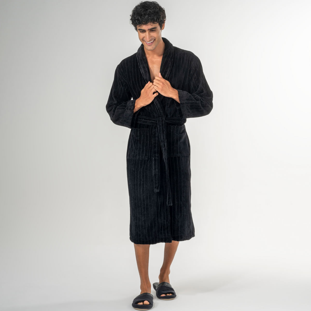 03-07-0159-Roupao-Lignes-Preto---06-02-0049-Chinelo-Murillo-Preto-007-2.jpg