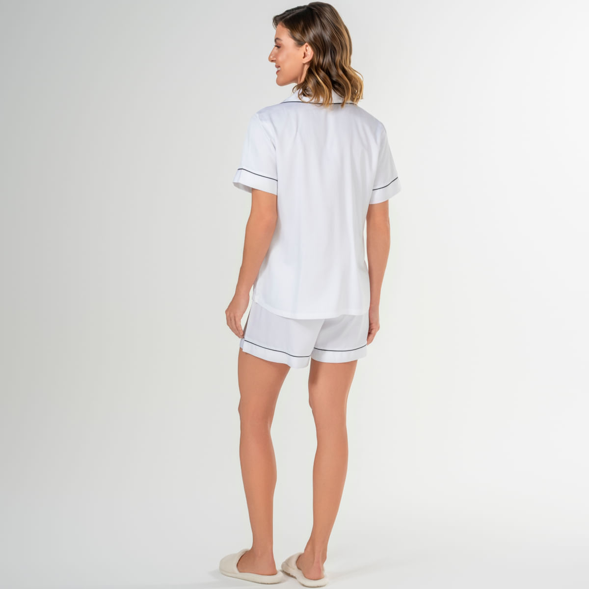 08-04-0003-Pijama-Bambu-Curto-Branco-Preto---06-02-0006-Chinelo-Bruna-Creme-015.jpg