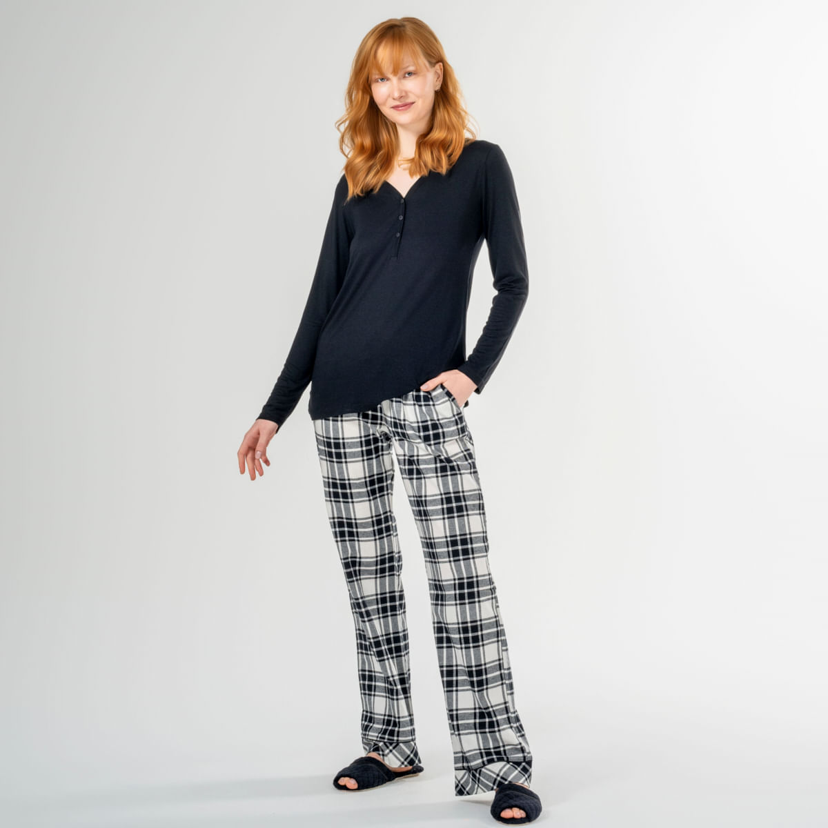 06-06-0033-Pijama-Diana-Preto-Branco---06-02-0017-Chinelo-Mari-Preto-001.jpg
