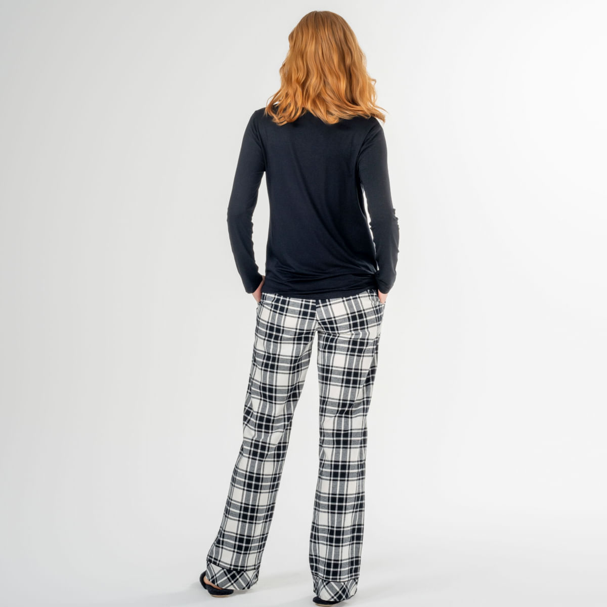 06-06-0033-Pijama-Diana-Preto-Branco---06-02-0017-Chinelo-Mari-Preto-017.jpg