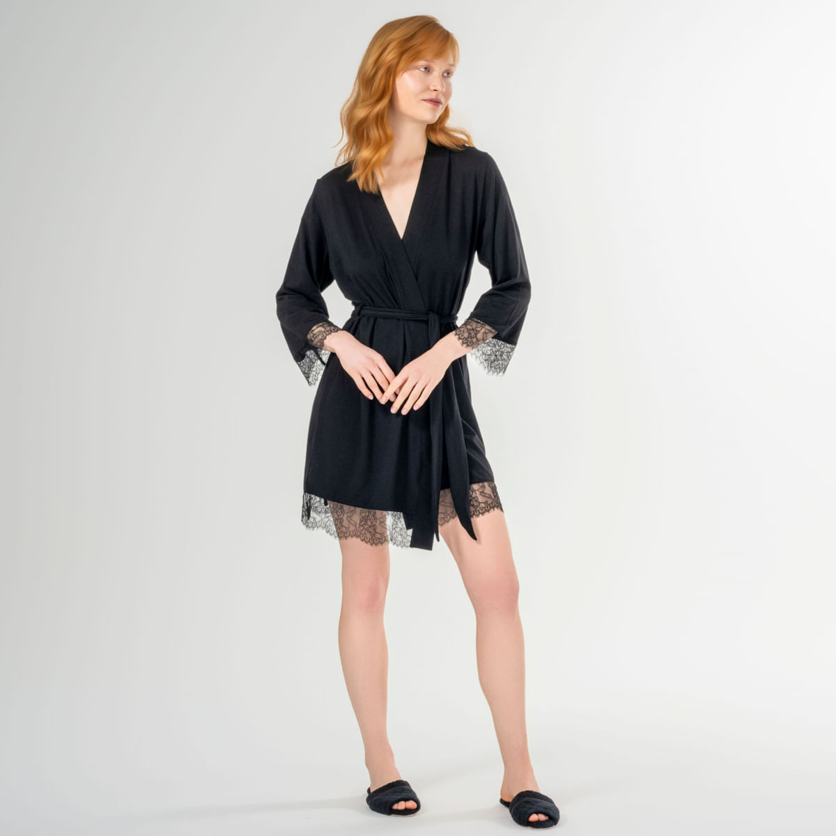 06-03-0033-Robe-Lindy-Preto---06-02-0017-Chinelo-Mari-Preto-003.jpg
